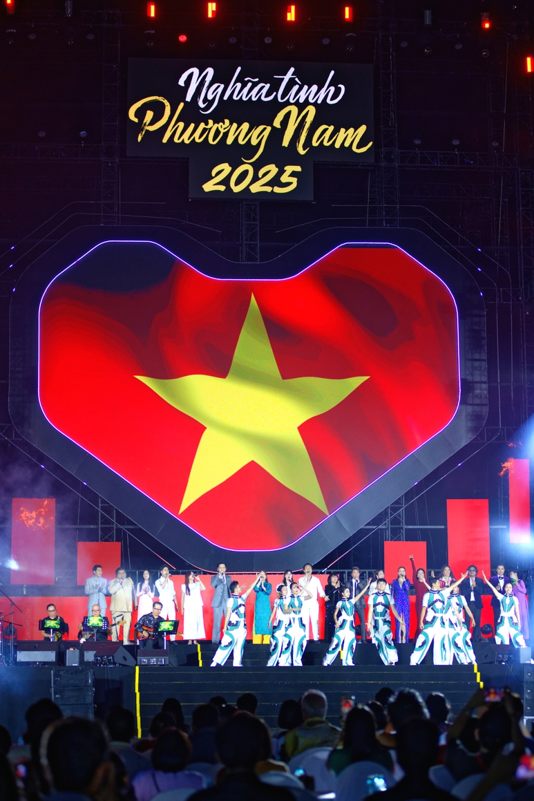 Đêm nhạc Nghĩa Tình Phương Nam tiếp tục khẳng định tinh thần tương thân tương ái mạnh mẽ mà người dân TPHCM dành cho đồng bào  miền Trung