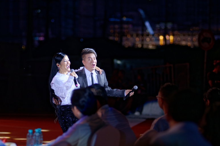 Ca sĩ Hồng Nhung và Đàm Vĩnh Hưng xuống tận khán giả, "cháy"  hết mình trong ca khúc "Cho em một ngày"