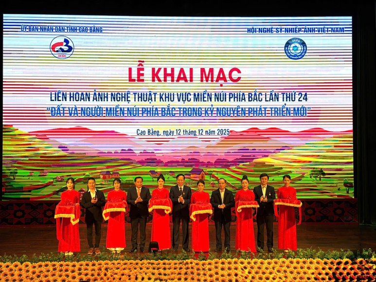 Trưng bày 136 tác phẩm nhiếp ảnh về đất và người miền núi phía Bắc trong kỷ nguyên mới- Ảnh 1.