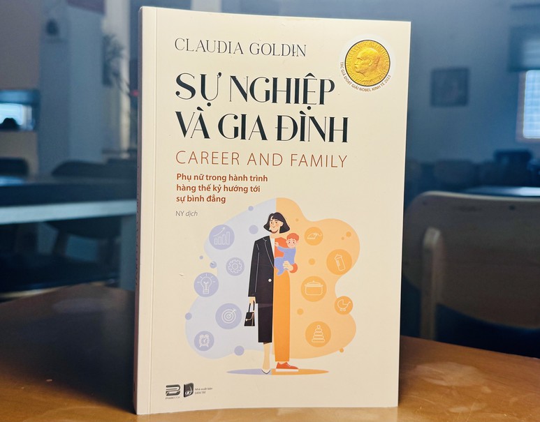 Sách Sự nghiệp và gia đình (NXB Dân Trí) là một trong những cuốn sách nổi tiếng về phụ nữ của Claudia Goldin. Ảnh: Hồ Lam Sách Sự nghiệp và gia đình (NXB Dân Trí) là một trong những cuốn sách nổi tiếng về phụ nữ của Claudia Goldin. Ảnh: Hồ Lam