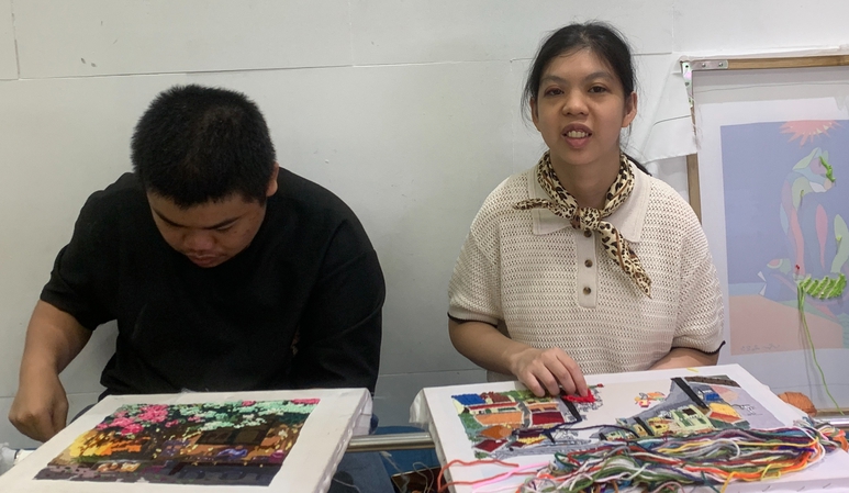 Vũ Lam Giang tự tin hơn khi học nghề tại Xưởng Tranh thêu len