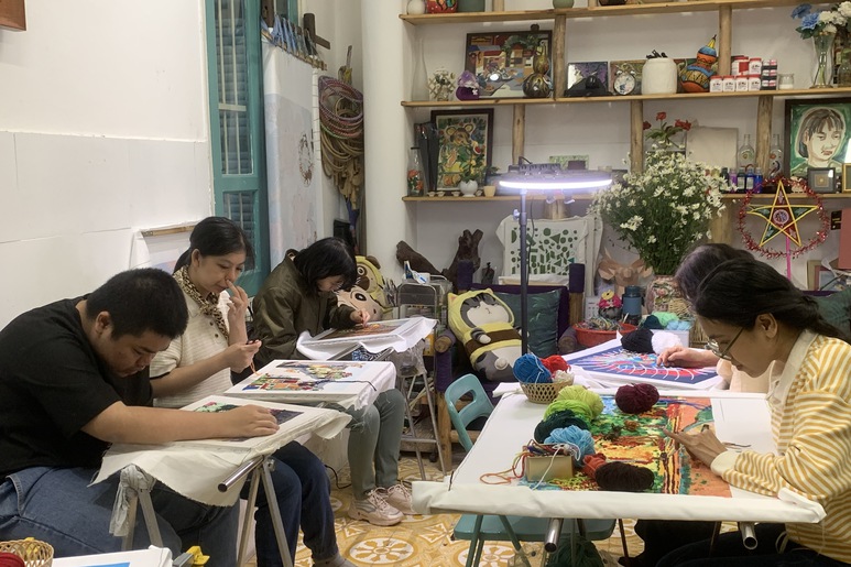 Xưởng thêu len đặc biệt của các bạn trẻ tự kỷ, khiếm thính- Ảnh 2.