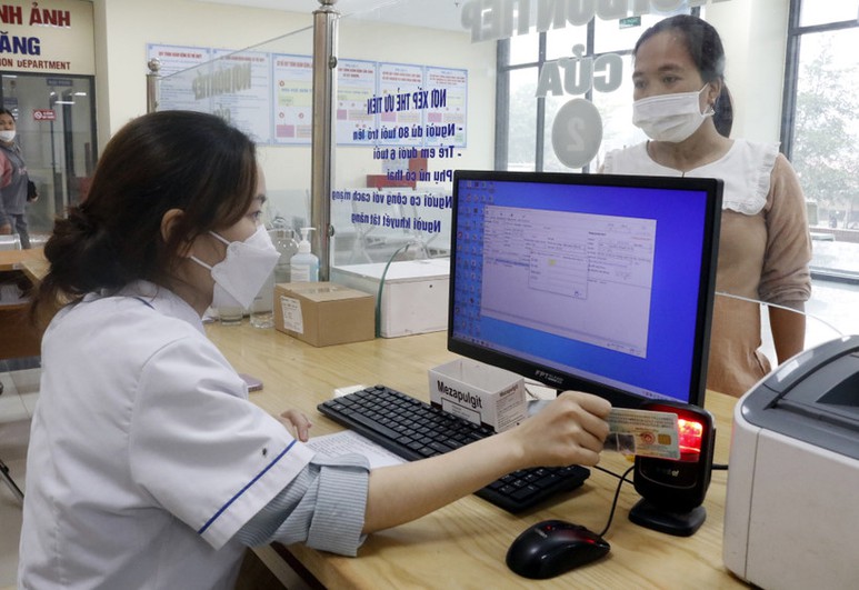 Người dân đăng ký khám chữa bệnh bằng căn cước công dân             Ảnh: TTXVN