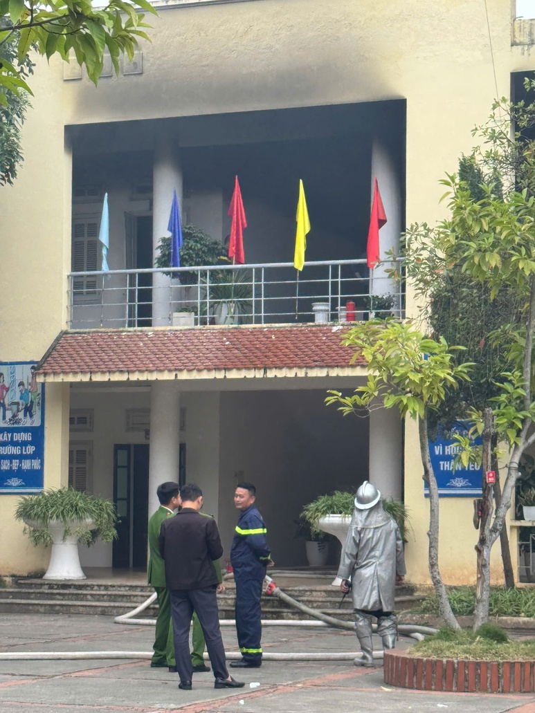 Vụ cháy trường học khiến 800 học sinh phải sơ tán khẩn cấp: Ngọn lửa bùng phát từ phòng hiệu trưởng- Ảnh 1.