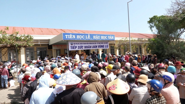 Vùng 4 Hải quân tặng hơn 15 tấn nhu yếu phẩm cho người dân sau lũ- Ảnh 8.