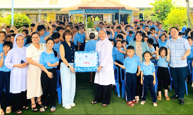 Trao học bổng, bảo trợ dài hạn và quà cho gần 1.400 trẻ em khó khăn ở An Giang, Cà Mau- Ảnh 1. Trao học bổng, bảo trợ dài hạn và quà cho gần 1.400 trẻ em khó khăn ở An Giang, Cà Mau- Ảnh 1.