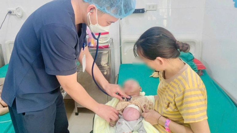 Bé sơ sinh mang khối thoát vị chứa hầu như toàn bộ gan và ruột trên bụng- Ảnh 1.