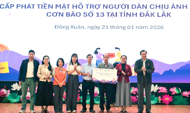 Trao tiền mặt trước Tết, tiếp sức hơn 1.000 hộ dân Đắk Lắk, Gia Lai ứng phó hậu quả thiên tai- Ảnh 1.