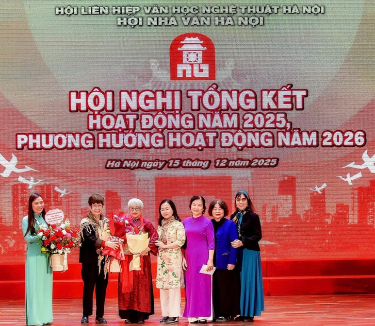 Nhà văn Trần Thị Trường: Văn chương nên tiếp cận đô thị bằng tinh thần đối thoại, chứ không chỉ hoài niệm- Ảnh 2.