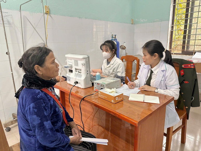 Hội Phụ nữ Bệnh viện 199 mang yêu thương đến phụ nữ nghèo ở biên giới Đà Nẵng- Ảnh 1.