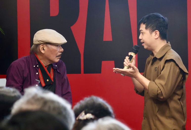 Trần Tiến trao đổi với khán giả trẻ. Ảnh: Hồ Lam