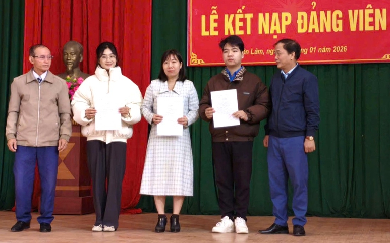 Ông Hoàng Trọng Lượng, Bí thư Đảng ủy phường Đào Viên tỉnh Bắc Ninh, trao Quyết định kết nạp đảng cho chị Nguyễn Thị Ngọc Anh, hội viên Chi hội phụ nữ tổ dân phố Phùng Dị Ông Hoàng Trọng Lượng, Bí thư Đảng ủy phường Đào Viên tỉnh Bắc Ninh, trao Quyết định kết nạp đảng cho chị Nguyễn Thị Ngọc Anh, hội viên Chi hội phụ nữ tổ dân phố Phùng Dị