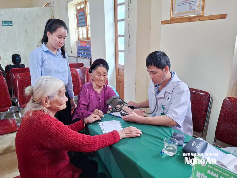 Hội LHPN xã Bạch Ngọc (Nghệ An) phối hợp với cơ sở y tế khám và cấp thuốc miễn phí cho người dân. Đây là một trong những hoạt động thiết thực của Hội LHPN xã để chào mừng Đại hội đại biểu toàn quốc lần thứ XIV của Đảng - Ảnh: Mai Hoa Hội LHPN xã Bạch Ngọc (Nghệ An) phối hợp với cơ sở y tế khám và cấp thuốc miễn phí cho người dân. Đây là một trong những hoạt động thiết thực của Hội LHPN xã để chào mừng Đại hội đại biểu toàn quốc lần thứ XIV của Đảng - Ảnh: Mai Hoa