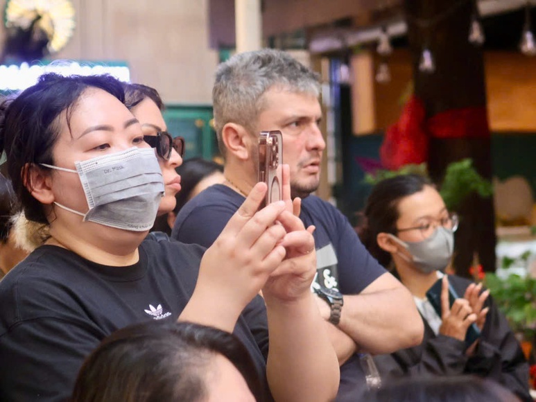 Một du khách nước ngoài chăm chú theo dõi phần trình diễn hát bội trong không gian Đường sách TPHCM. Ảnh: Hồ Lam Một du khách nước ngoài chăm chú theo dõi phần trình diễn hát bội trong không gian Đường sách TPHCM. Ảnh: Hồ Lam