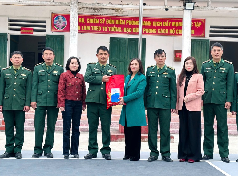 Hội LHPN tỉnh Nghệ An trao quà Tết cho phụ nữ vùng biên có hoàn cảnh khó khăn- Ảnh 2. Hội LHPN tỉnh Nghệ An trao quà Tết cho phụ nữ vùng biên có hoàn cảnh khó khăn- Ảnh 2.
