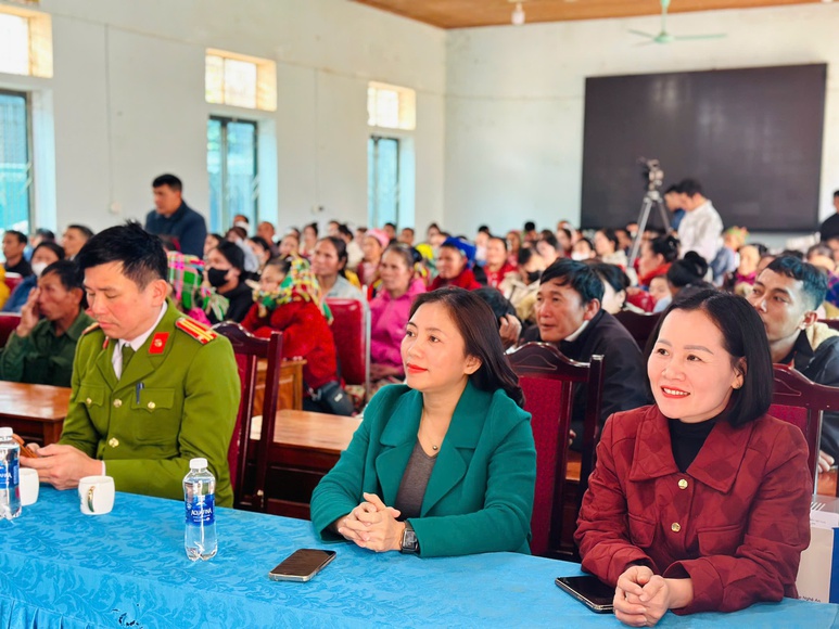 Hội LHPN tỉnh Nghệ An trao quà Tết cho phụ nữ vùng biên có hoàn cảnh khó khăn- Ảnh 1. Hội LHPN tỉnh Nghệ An trao quà Tết cho phụ nữ vùng biên có hoàn cảnh khó khăn- Ảnh 1.