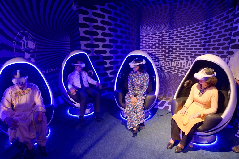 Tại nhà triển lãm nghệ thuật đương đại khách tham quan có thể trải nghiệp công nghệ thưởng lãm ảnh 360 độ hiện đại