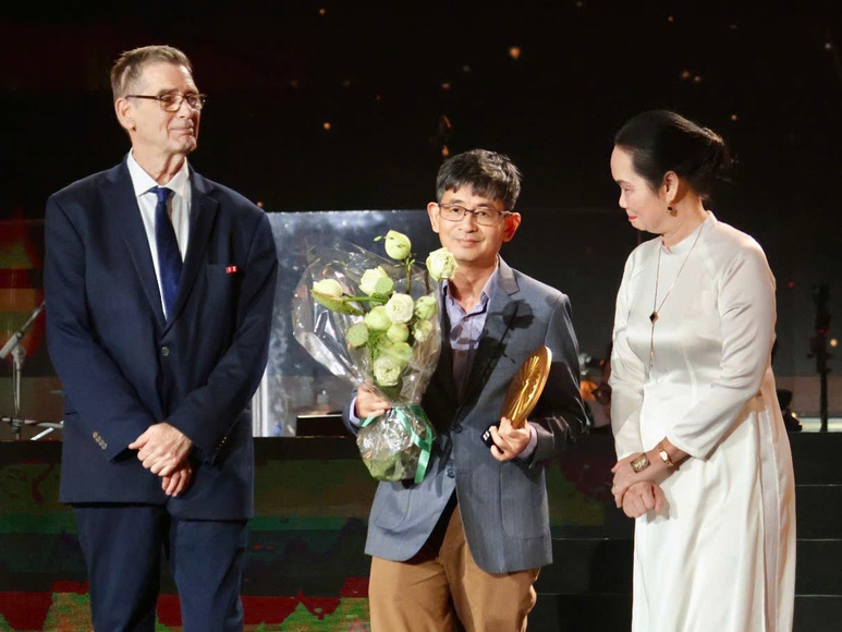 Đại diện của nhà văn Phan Thị Vàng Anh nhận cúp Tinh hoa văn học cho tác phẩm Đại diện của nhà văn Phan Thị Vàng Anh nhận cúp Tinh hoa văn học cho tác phẩm