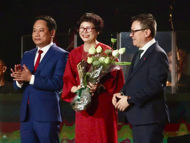 Nhà báo Phạm Hồng Tuyến, con gái nhạc sĩ Phạm Tuyên thay mặt ba mình nhận giải Tinh hoa cống hiến. Ảnh: Hồ Lam Nhà báo Phạm Hồng Tuyến, con gái nhạc sĩ Phạm Tuyên thay mặt ba mình nhận giải Tinh hoa cống hiến. Ảnh: Hồ Lam