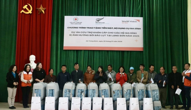 Tặng quà Tết cho người nghèo ở biên cương- Ảnh 3.