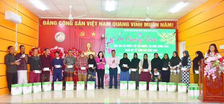 Mặt trận Tổ quốc các cấp mang Tết ấm áp, nghĩa tình đến với người nghèo- Ảnh 4.