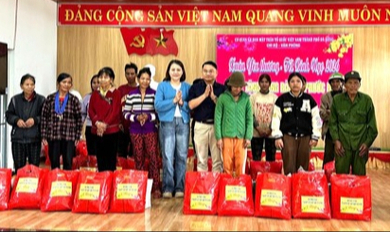 Mặt trận Tổ quốc các cấp mang Tết ấm áp, nghĩa tình đến với người nghèo- Ảnh 3.