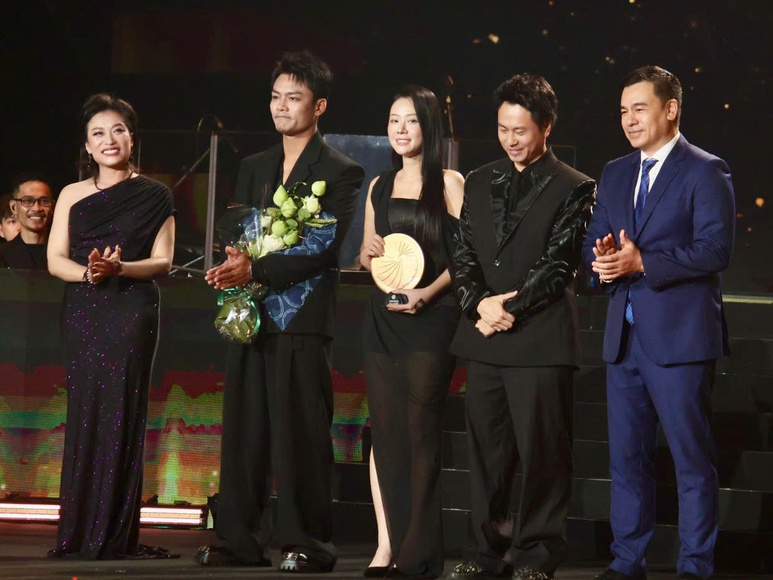 Ê kíp vở nhạc kịch Giấc mơ Chí Phèo nhận giải Tinh hoa sân khấu. Ảnh: Hồ Lam Ê kíp vở nhạc kịch Giấc mơ Chí Phèo nhận giải Tinh hoa sân khấu. Ảnh: Hồ Lam