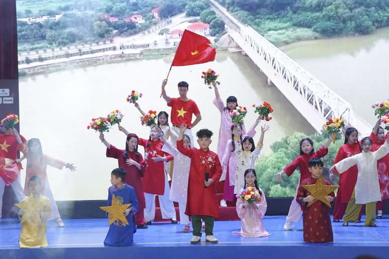 Chung kết "MC Nhí - Micro Vàng": Màn tranh tài sôi động "Chạm mic, chạm ước mơ" của 30 thí sinh- Ảnh 7. Chung kết "MC Nhí - Micro Vàng": Màn tranh tài sôi động "Chạm mic, chạm ước mơ" của 30 thí sinh- Ảnh 7.