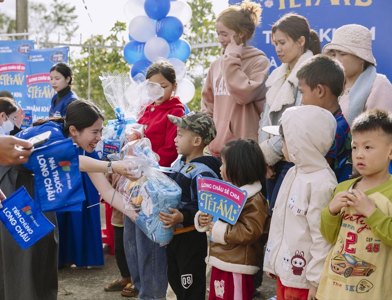 Long Châu tri ân đội ngũ chuyên viên y tế sau 1 năm tận tâm, cật lực phục vụ khách hàng- Ảnh 2. Long Châu tri ân đội ngũ chuyên viên y tế sau 1 năm tận tâm, cật lực phục vụ khách hàng- Ảnh 2.
