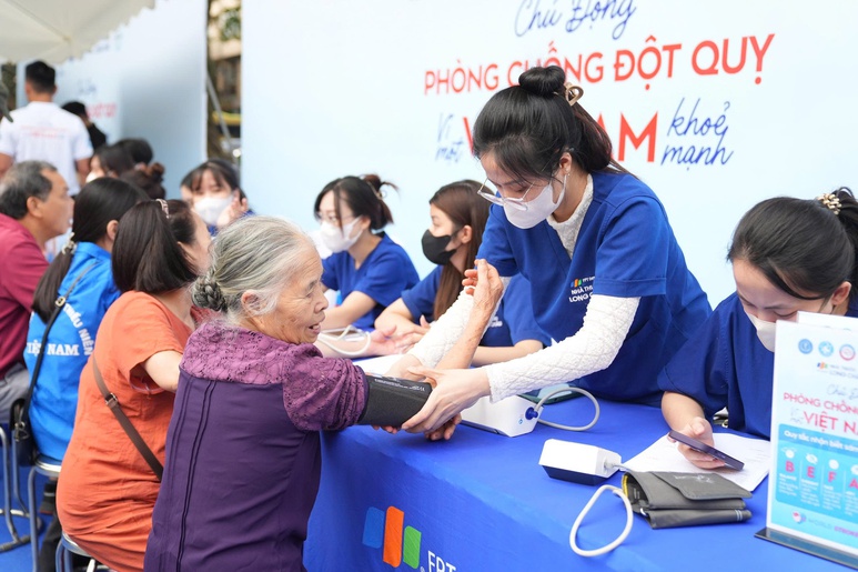 Long Châu tri ân đội ngũ chuyên viên y tế sau 1 năm tận tâm, cật lực phục vụ khách hàng- Ảnh 7. Long Châu tri ân đội ngũ chuyên viên y tế sau 1 năm tận tâm, cật lực phục vụ khách hàng- Ảnh 7.