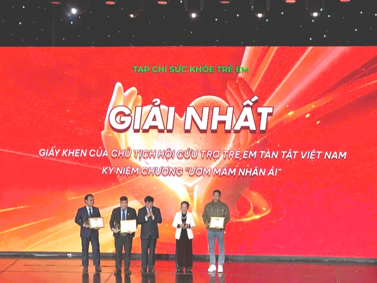 Trao giải Nhất cuộc thi "Ươm mầm nhân ái"