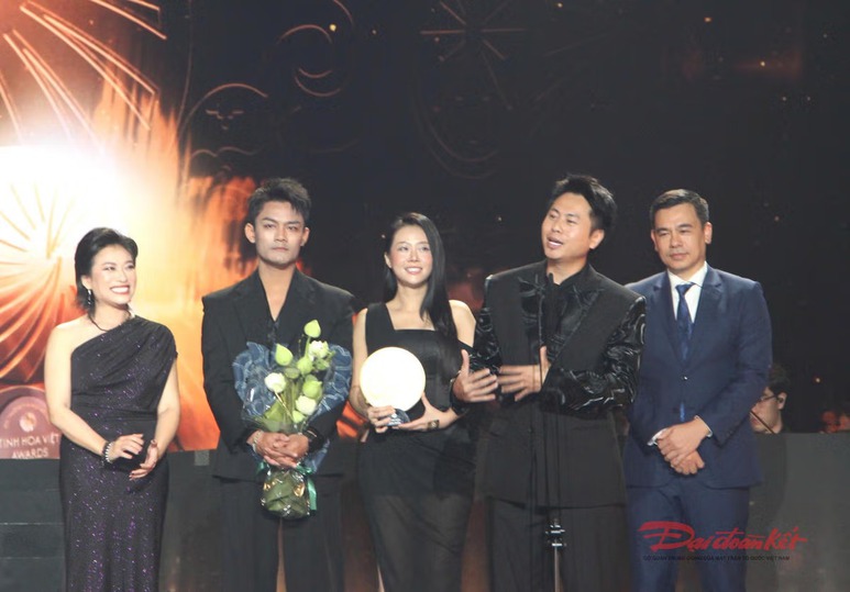 Ê-kíp "Giấc mơ Chí Phèo" nhận giải hạng mục "Tinh hoa Sân khấu" Ê-kíp "Giấc mơ Chí Phèo" nhận giải hạng mục "Tinh hoa Sân khấu"