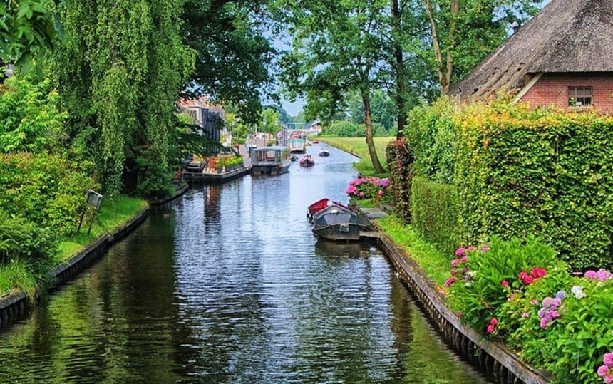 Cận cảnh ngôi làng đẹp như cổ tích không có đường đi ở Hà Lan