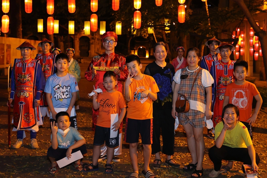Trẻ nhỏ hào hứng chụp ảnh kỷ niệm với các nghệ sĩ tham gia chương trình