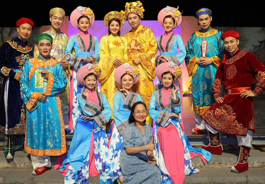 NSND Thúy Mùi - Chủ tịch Hội Nghệ sĩ Sân khấu Việt Nam cùng ca/cs nghệ sĩ biểu diễn trong tour đêm Giải mã Hoàng thành Thăng Long