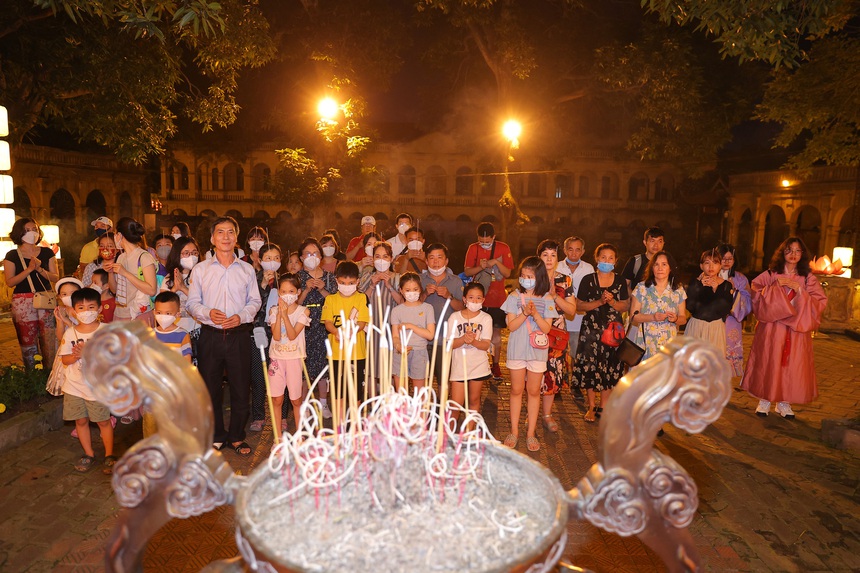 Du khách dâng hương tại điện Kính Thiên