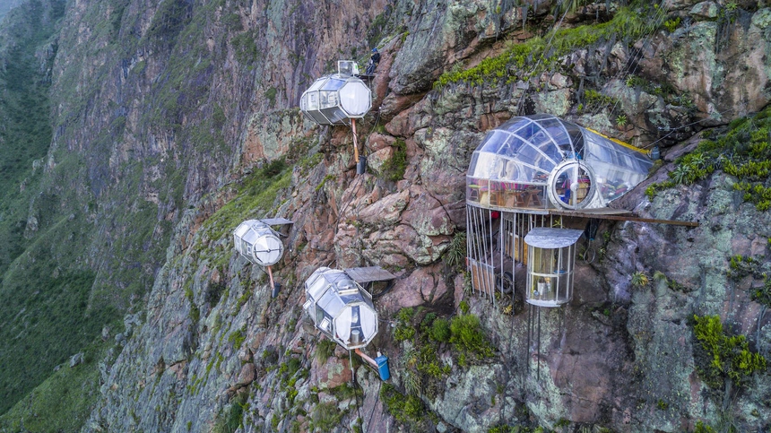 Khách sạn "độc nhất vô nhị" nằm lơ lửng trên vách núi đá cao gần 400m - Ảnh 1.