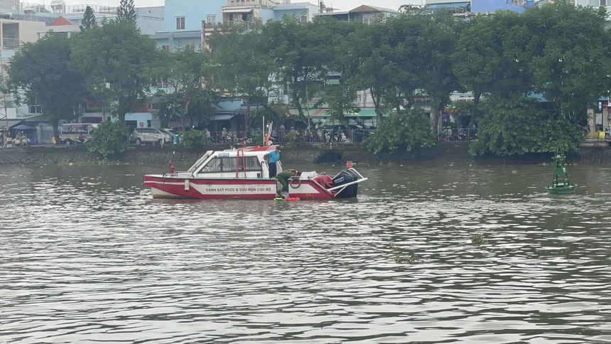 TPHCM: Cảnh sát nhảy xuống sông kịp thời, nam thanh niên đuối nước được cứu - Ảnh 1.