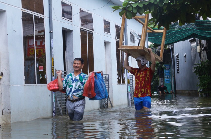 Nhiều nơi ở &quot;rốn lũ&quot; Đà Nẵng vẫn ngập, người dân 3 ngày chưa được về nhà - Ảnh 12.