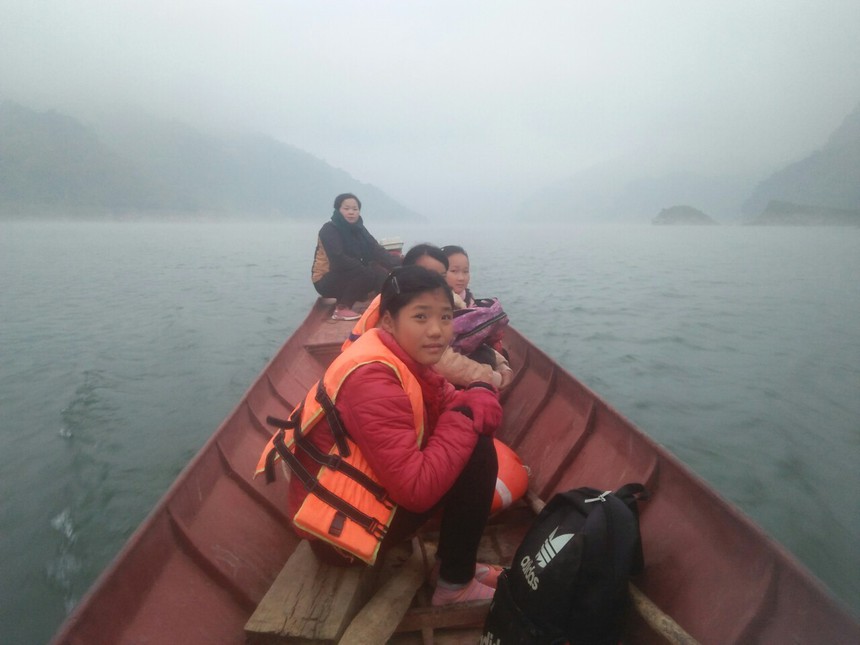 Cô giáo Mường bán bò mua thuyền chở học sinh đến trường- Ảnh 1.