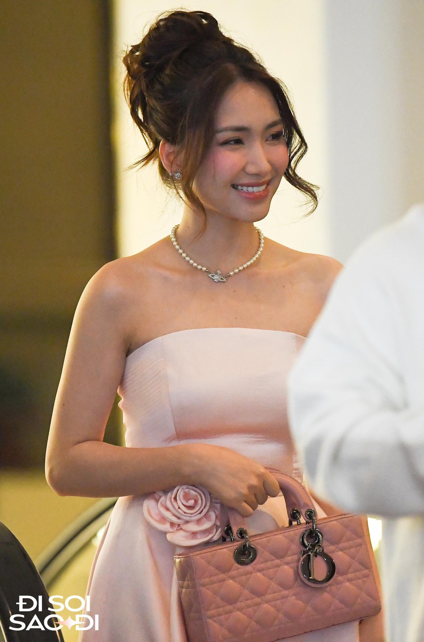 Hòa Minzy đến muộn về sớm ở đám cưới Đoàn Văn Hậu, níu tay trò chuyện thân thiết cùng Tuấn Anh, Minh Vương- Ảnh 2.
