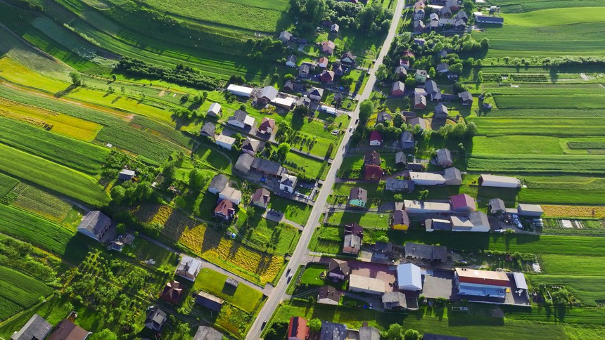 Ba Lan: 6.000 cư dân của một ngôi làng cùng sống trên con phố duy nhất- Ảnh 4.
