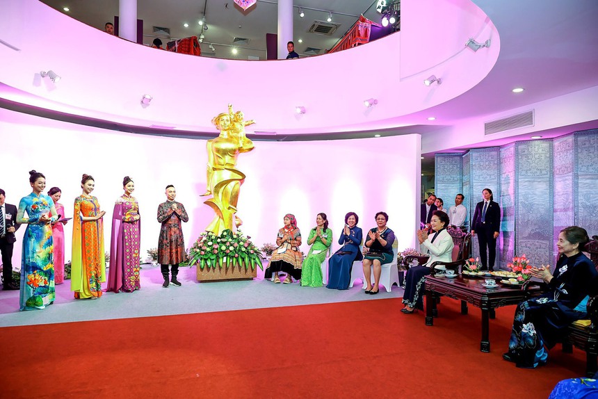 Bộ sưu tập “Áo dài Di sản” được trình diễn trong sự kiện mang đậm tình hữu nghị thân thiết giữa Việt Nam – Trung Quốc
