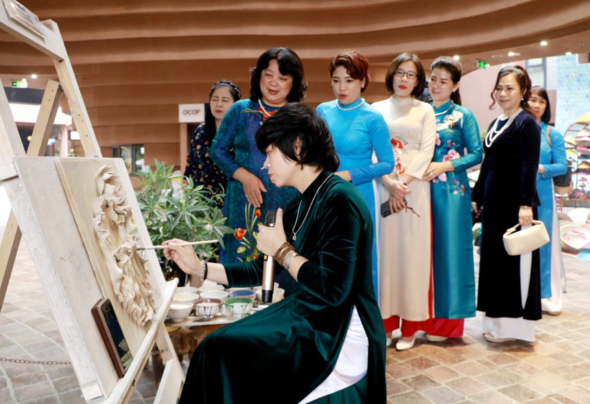 Vinh danh 10 nữ nghệ nhân tiêu biểu làng nghề Hà Nội - Ảnh 4. Vinh danh 10 nữ nghệ nhân tiêu biểu làng nghề Hà Nội - Ảnh 4.