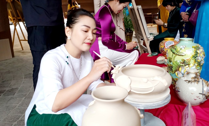 Vinh danh 10 nữ nghệ nhân tiêu biểu làng nghề Hà Nội - Ảnh 2. Vinh danh 10 nữ nghệ nhân tiêu biểu làng nghề Hà Nội - Ảnh 2.