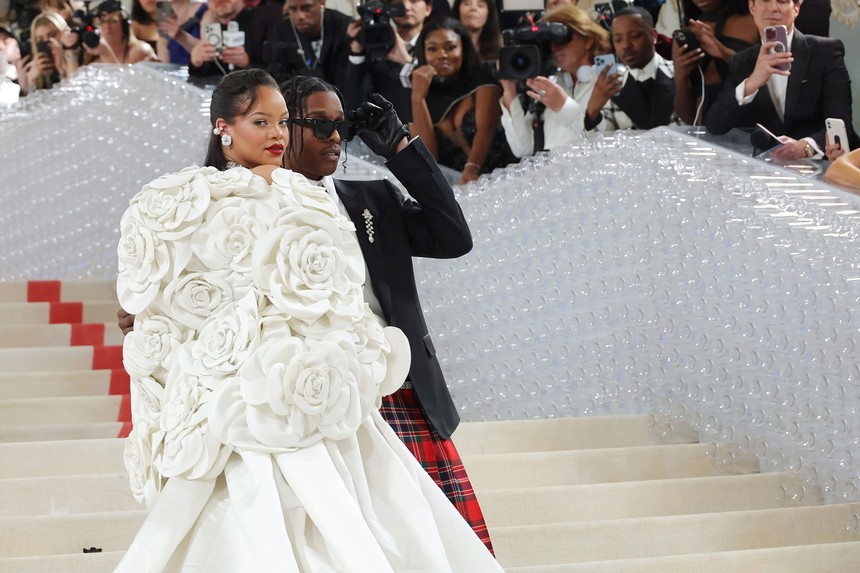 Rihanna muộn Met Gala hơn 2 tiếng vẫn thành &quot;trùm cuối&quot;, đặc quyền của &quot;mẹ bầu&quot; là đây! - Ảnh 3.