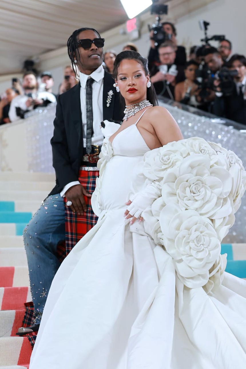 Rihanna muộn Met Gala hơn 2 tiếng vẫn thành &quot;trùm cuối&quot;, đặc quyền của &quot;mẹ bầu&quot; là đây! - Ảnh 4.