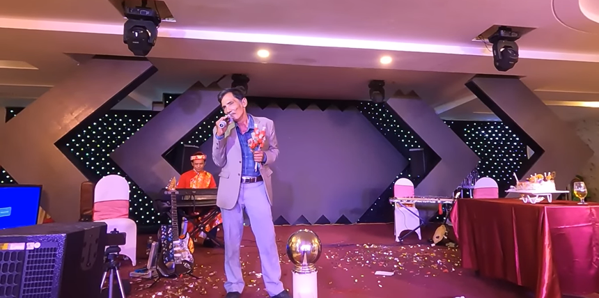 Nghệ sĩ Thương Tín tuổi 67: Sức khỏe rất yếu, đứng hát không vững nhưng vẫn đi hát đám cưới - Ảnh 3. Nghệ sĩ Thương Tín tuổi 67: Sức khỏe rất yếu, đứng hát không vững nhưng vẫn đi hát đám cưới - Ảnh 3.