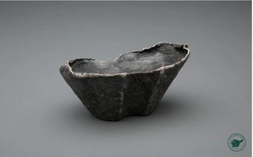 Máy xúc đào trúng khúc gỗ 1m để lộ "cục đá" lạ, chuyên gia lần theo manh mối tìm thấy kho báu trị giá 11.000 tỷ đồng - Ảnh 1.