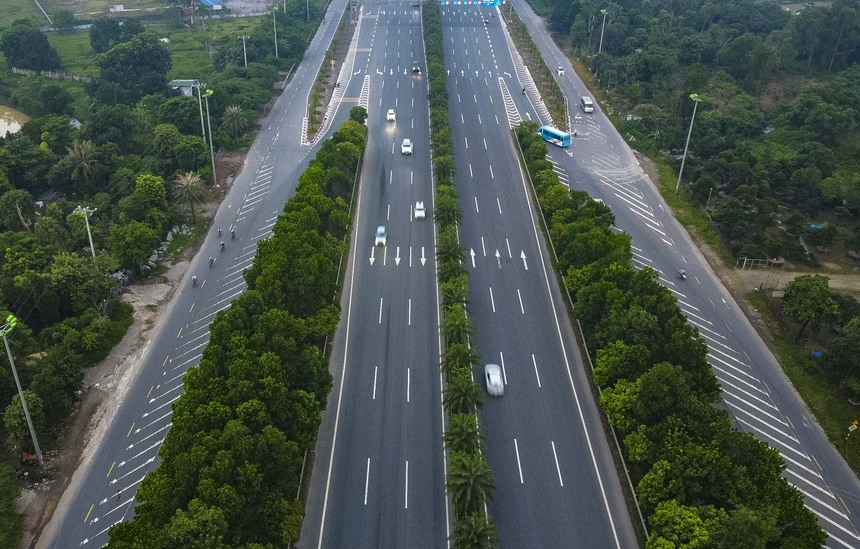 Những đoàn xe đạp chạy đua 'với tử thần' trên đường Võ Nguyên Giáp - Ảnh 4.